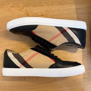 Burberry Check Low Top Women’s Sneakers Size 39 (8.5 / 9) like new